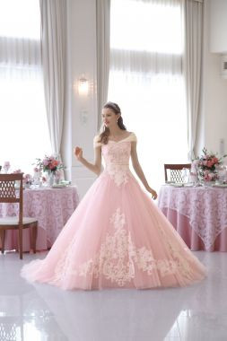 甘いピンクが映える「眠れる森の美女」オーロラ姫のドレス