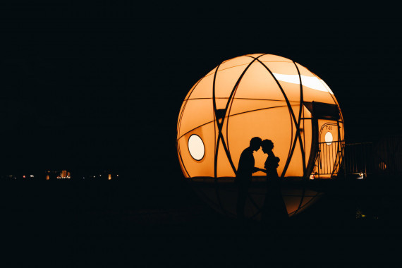 夜の公園をひとりじめ。球体テントを背景に、どこか近代的でスタイリッシュな雰囲気のある一枚を。