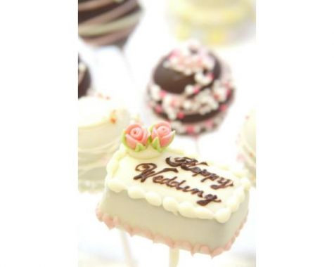 ホワイトチョコの上に描かれた、「Happy Wedding」のメッセージがクラシカルイメージのウエディングケーキを模した、ケーキポップです。ピンクのミニチュアローズがとてもラブリー。ケーキの周囲にあしらわれたデコレーションも華やかです。
