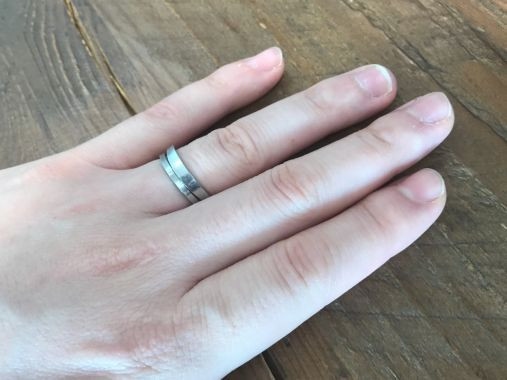 婚約指輪：購入していない
結婚指輪：JEWELRY TSUTSUMI(ジュエリーツツミ)
購入時の年齢：23歳
指輪の内側のメッセージ：入籍日とふたりのイニシャル
つける頻度：毎日