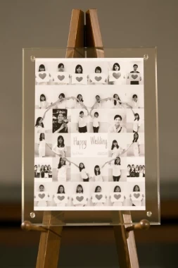 ご友人制作のウェルカムボード。ハートマークが描かれたコラージュ写真からも、まりこさんの愛され力が伝わってきます