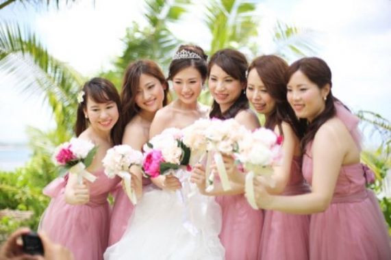 Photo by @711esuwedding
くすみピンクがお似合い♡幸せそうな花嫁とブライズメイドですね