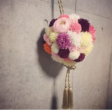 キュートなイメージの強い丸い花を集めたブーケでも、ダークカラーをポイントに入れるだけでモダンな空気感に。／@ayano_wd