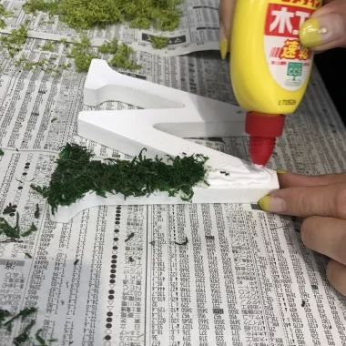 （撮影：編集部）グルーガンは、造花など少し大きいものに向いているようです。