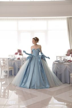 女性の憧れ「シンデレラ」の透明感溢れるブルーのドレス