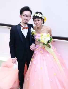 サーモンピンクにお花が散りばめられたカラードレスは、はるかさんのひと目惚れ。コンセプトカラーの黄色がさりげなく入っているのもポイント