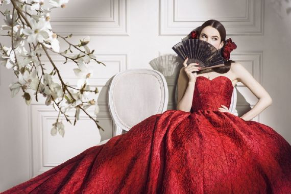 デコルテを美しくみせるビスチェタイプのプリンセスドレス。
吸い込まれるような深い赤が上品で、セクシーさも兼ね備えた一着です。ファブリックにもこだわられ和洋折衷な雰囲気もすてき！

素材：膨れジャガード織り