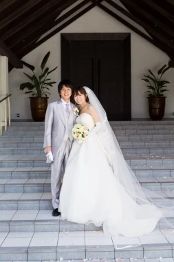 チャペルの前で