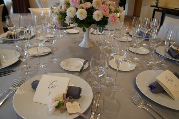 上品なブルーでまとめられたテーブルコーディネートは高級感がありながらも、ピンクのバラがかわいらしさを加えています。