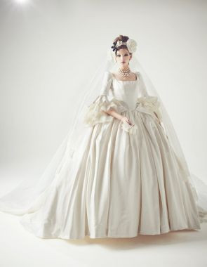 Keita Maruyamaのウエディングドレスでキュートな花嫁に 30万円台からレンタル可能