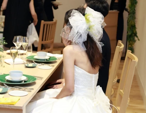 さりげなく添えられたミモザのお花がかわいらしいヘッドドレスは、はるかさんが自分で用意したもの