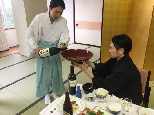 加賀谷さんのお父様が事前に用意していた日本酒を、金華山の杯でみんな飲んだりもしたそう。