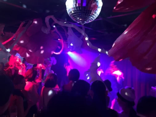 お酒を片手に、歌って踊って想い想いの時間を過ごす、ゲストたちの盛り上がりも最高潮に！