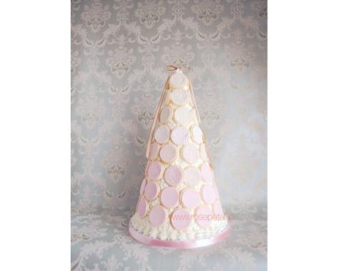 淡いピンクのグラデーションが優しくラブリーなイメージを持つ、ツリータイプのウエディングケーキです。ぐるり前面にびっしりと飾られた丸いマカロンは、まるで陶器のごとく上品さを醸しています。円錐タワーのトップには華奢なピンクのリボンが飾られて、なんとも可憐なたたずまい。