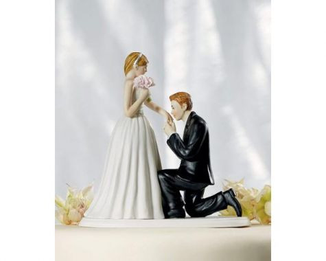 【立膝をついて花嫁にkiss】
ひざまずく花婿が花嫁の手をとりkiss。プロポーズの瞬間を再現したような、ロマンチックで上品なケーキトッパーです。花嫁を大切にしているやさしさが伝わってくる愛らしい逸品。