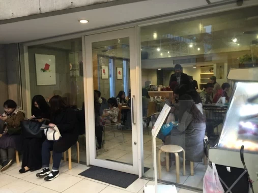 冬の時期でも行列をなす人気店