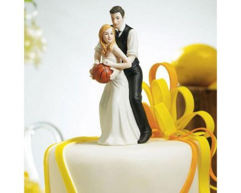 【バスケットボールで遊ぶ新郎新婦】
バスケットボールで遊ぶ2人をイメージしたポップでキュートなケーキトッパーです。「お互い部活でバスケをやっていた」「バスケ観戦が趣味」というカップルにおすすめ。