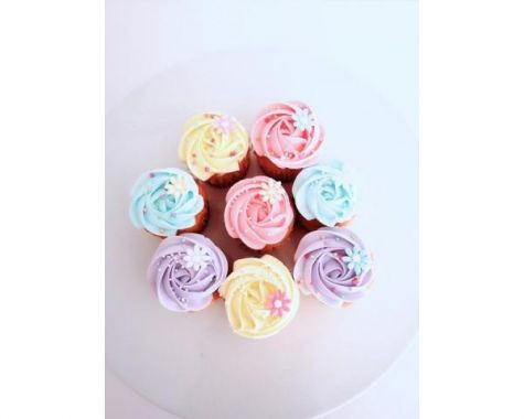 スプレーと小花で飾られた、ローズがエレガントなカップケーキ。ケーキを１ヵ所に集めた様子は、色とりどりのカラフルな花束そのものです。ピンク、ブルー、ラベンダー、そしてイエロー。愛の象徴とされるバラのケーキは、花言葉とともにウエディングシーンを華やかに彩ることでしょう。