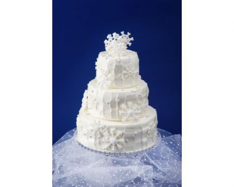 雪の女王を彷彿とさせる、ロマンチックな純白のタワ-タイプのウエディングケーキです。精巧な雪の結晶がケーキ全体に散りばめられ、「あの曲」が流れてくれば入刀シーンの盛り上がり間違いなし。スノーフレークの美しい8角形は、輝く二人の未来に期待を込めてますます輝きを添えることでしょう。