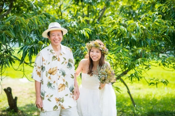 手作りの挙式会場へ入場するきよえさんとお父様