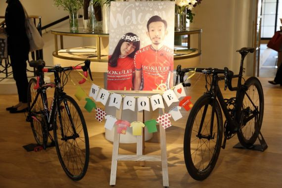 はるかさんデザインのウェルカムボードは、チームジャージを着たツーショット写真。ご主人のアイデアで、おふたりの愛用する自転車も飾った