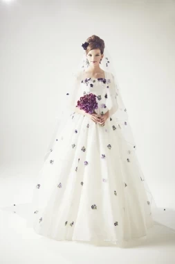 KEITA MARUYAMAのウエディングドレスでキュートな花嫁に！ 30万円台 