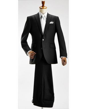 【ブラックスーツ】
あらゆる冠婚葬祭に適した略礼装。日本独自のもので欧米のドレスコードと関係ないため、ほとんど準礼装のように周知されています。結婚式で着用する場合は、レギュラーカラーもしくはウイングカラーのシャツに、白やシルバーグレーのネクタイをコーディネートします。