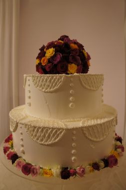 【Flower Ring(フラワーリング)】
こちらもホテルニューオータニオリジナルウエディングケーキ。まるで花嫁のウエディングドレス姿を思わせる可愛らしいデザインが特徴。

※巻末に試食レポあり☆