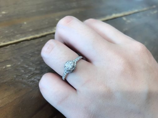 婚約指輪：Chaumet (ショーメ)
結婚指輪：まだ購入していない
購入時の年齢：26歳
指輪の内側のメッセージ：ふたりのイニシャル
つける頻度：休日のみ