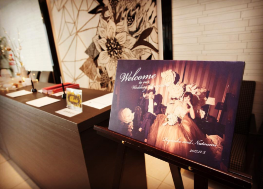 前撮りの写真を使って仕上げたキャンバス調のウェルカムボードは、シック＆モダンというテーマにもぴったり。総額たったの2,635円！