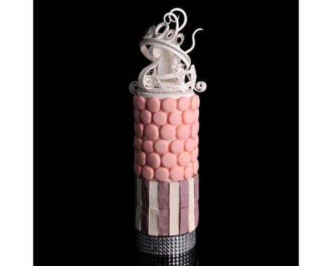 円柱タイプのタワーケーキのトップに飾られているのは繊細でアーティスティックなティアラ。ピンクのマカロンをタイルのようにケーキの側面にびっしりと貼り付けたデコレーションは独創的です。モダンでアバンギャルドでさえある、珍しいウエディングケーキです。