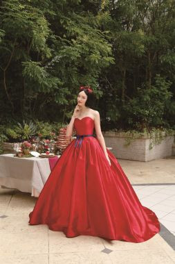 真っ赤なりんごからインスピレーションを受けた「白雪姫」のドレス
