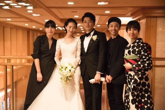 左からペーパーアイテムのデザインをサポートしたWTの岩井さん、サウンドスタイリストのハルさん、全体のコーディネートと司会を担当したWTの種村さん