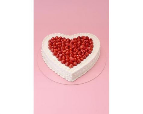 白いクリームでデコレーションされたハートの生ケーキです。一段のシンプルなハートの中に、イチゴとラズベリーがみっちり敷き詰められてお二人の愛を象徴しているかのような甘いキュートなデザイン！クラシカルな王道ケーキは新郎新婦の入刀シーンで、写真にバッチリ映えそうです！