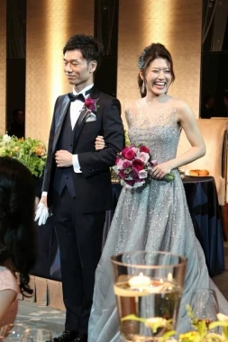 お色直しには、シルバーのドレスを着用。光や角度によってキラキラと輝く様は、豪奢な披露宴会場にぴったりです。