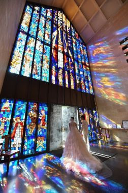 ハワイで最大級を誇るセント・アンドリユース大聖堂のステンドグラスは、圧倒的な存在感！