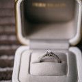 婚約指輪と結婚指輪の違いって？金額相場・選び方など、カップルの実情まとめ【アンケート】
