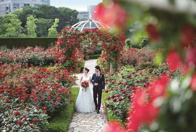 花束　ブライダル　海外ウェディング　ナチュラル　ガーデン　撮影　ローズ　バラ 真紅のバラに包まれる♡ ホテルニューオータニの限定プラン「Romantic