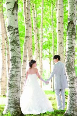 二人っきりで挙げる結婚式もリゾートウエディングでは人気のひとつ。緑豊かな場所でのんびりと式を挙げることができます。