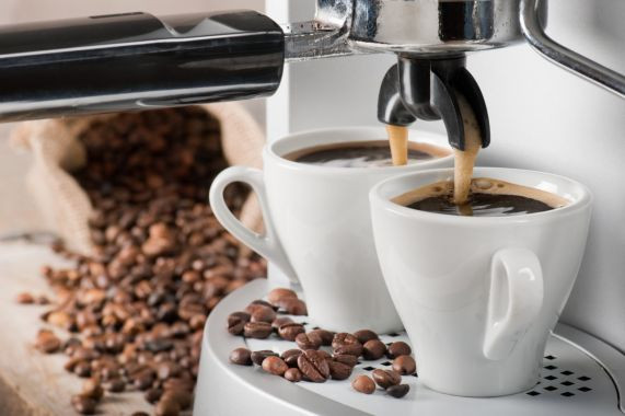 第1位は挽きたてのコーヒーを飲むことができる「コーヒーメーカー」。いつも朝にコーヒーを飲む方におすすめです。大手メーカーのものは5000円以内に購入することができますが、ネスレ日本が提供する「ネスカフェドルチェ」はブレンドだけでなくカフェオレも飲むことができるので人気です。