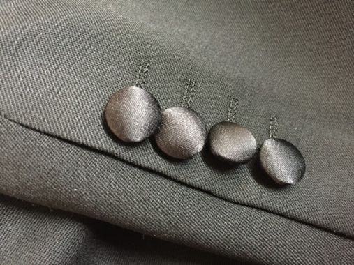 クルミボタンはボタンをスーツの生地で包んだボタンのこと。クルミボタンはフォーマルの定番ですから参列者でも問題ないですが、挙式後に気になる方は通常のスーツ用のボタンなどに変更してください。