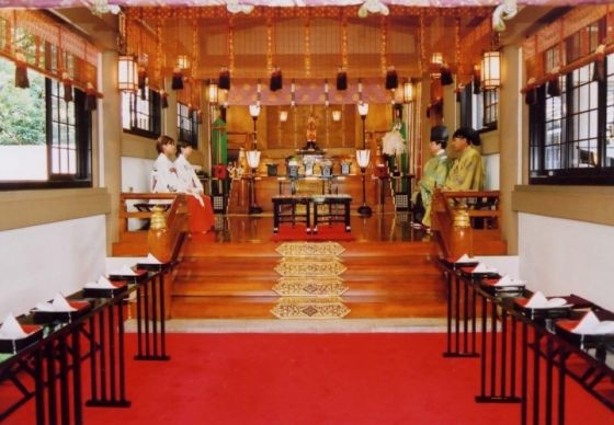 ホテルインターコンチネンタル東京ベイでの神前式は、提携している神社の「芝大神宮」にてとり行われます。1005年に創建された歴史ある場所で、古き良き日本らしい愛の誓いをするのもいいですね。