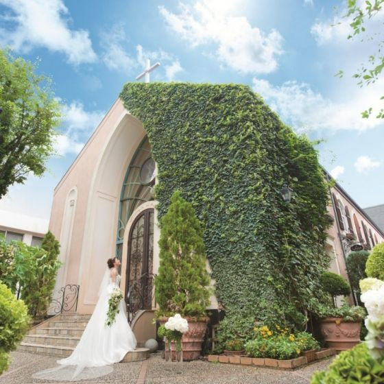 南青山ル・アンジェ教会は、四季折々の花々や草木に囲まれ、蔦のからまる素敵な雰囲気のチャペルが自慢です。教会の敷地内は、都会にいることを忘れさせてくれるような、静かで心休まる空間です。