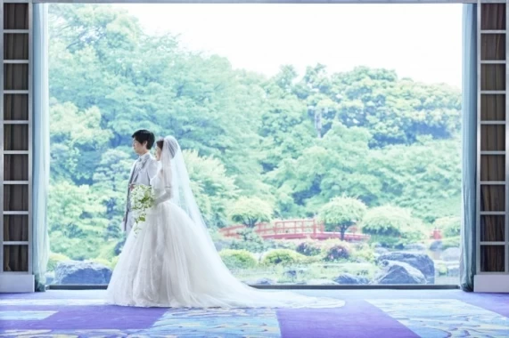 披露宴会場から広がる景色。日本庭園を望める披露宴会場があるのです！