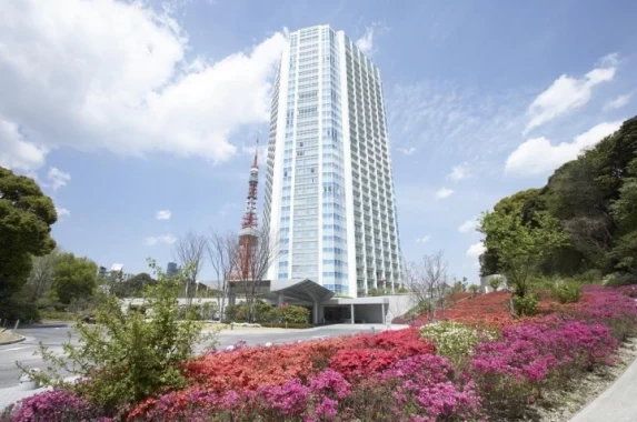 ザ・プリンスパークタワー東京は、都心にありながら自然を取り入れた空間が魅力的な会場。まるで東京タワーの中で披露宴をしているかのように景色を一望できるスカイバンケットや、東京タワーをバックに愛を誓える屋外でのセレモニーなど、東京で行えるオンリーワンの結婚式を味わえる場所ですね。