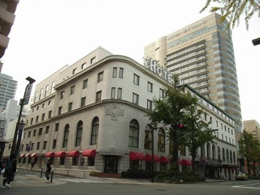 1927年12月1日に開業した「ホテルニューグランド」は、マッカーサーが使用した歴史あるクラシックホテルです。昔からの趣は時を経て、より一層の魅力を放っています。横浜市認定歴史的建造物に指定されており、ここでの結婚式は特別な日となるでしょう。
