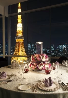 夜の光輝く東京タワーに合わせた演出を楽しめるのが、ザ・プリンスパークタワー東京でのナイトウェディングの魅力です。ご招待したゲストの皆さんにも喜んでもらえることでしょう。自然と都会の絶妙な組み合わせを堪能したいカップルにはぜひおすすめの会場です。
