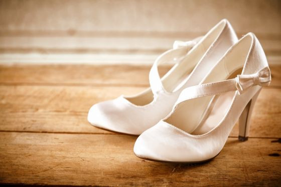 【白のバックル付きパンプス】

靴のみOKな白。足元が明るい色だと、全体的に軽やかにまとまりますよね。バックルに付いたリボンも可愛く結婚式に相応しいデザインです。