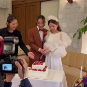 ケーキ入刀の幸せな瞬間