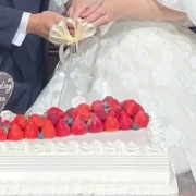 ふたりで行うケーキ入刀